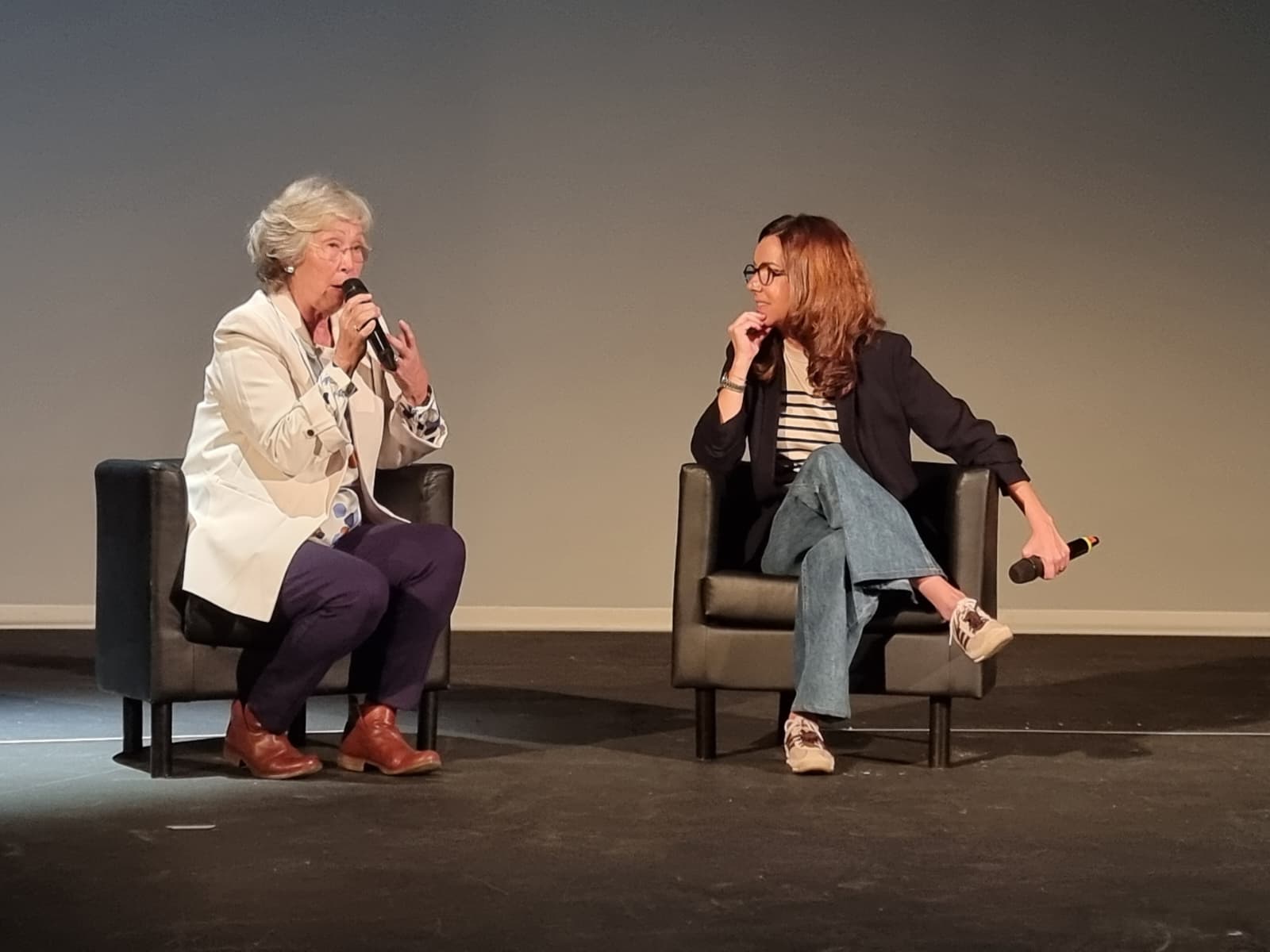 Paula G&oacute;mez-Angulo en un momento de la charla con Asun, una de las protagonistas del documental